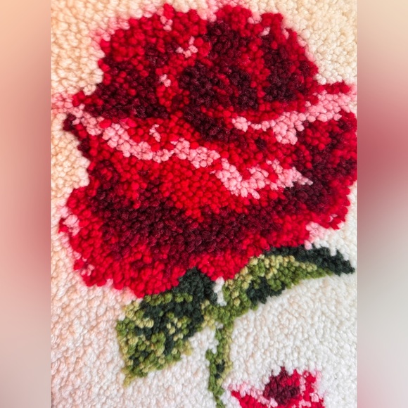 Vintage large hanging rug latch hook with roses - Picture 3 of 4